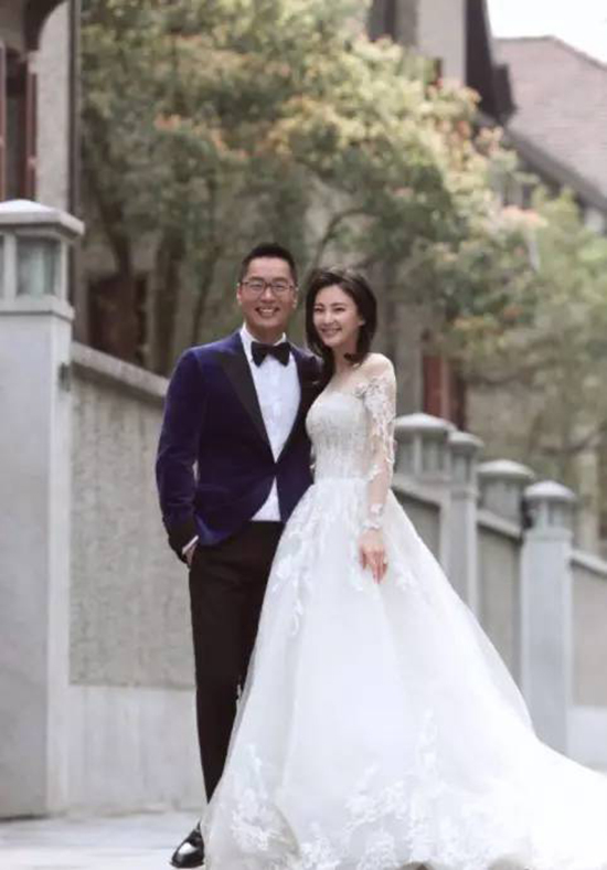 张雨绮晒婚纱照公布怀孕喜讯 找对人脸上写满幸福